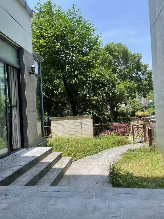 蝶景湾 精装四房 带车位，有花园
